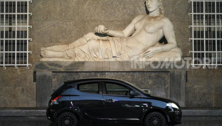 Lancia Ypsilon EcoChic Hybrid: compatta, stilosa e parca nei consumi - Foto 36 di 40
