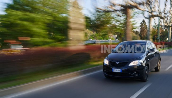 Lancia Ypsilon EcoChic Hybrid: compatta, stilosa e parca nei consumi - Foto 9 di 40