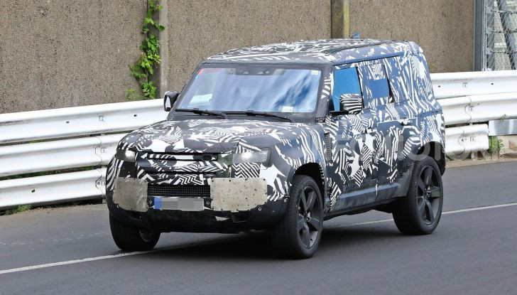 Nuovo Land Rover Defender 2020: le spy photo in pista e su strada - Foto 11 di 24