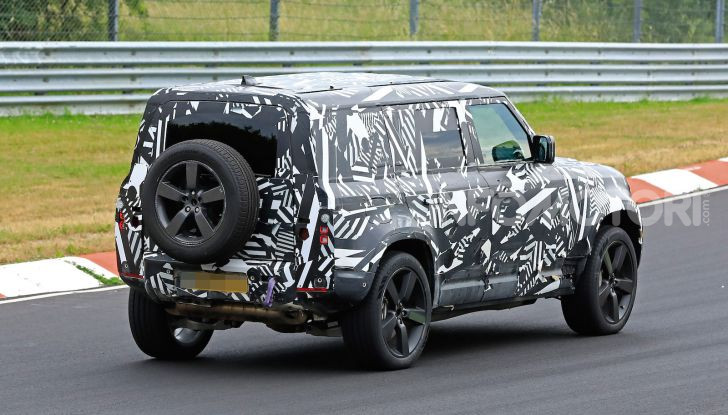 Nuovo Land Rover Defender 2020: le spy photo in pista e su strada - Foto 6 di 24