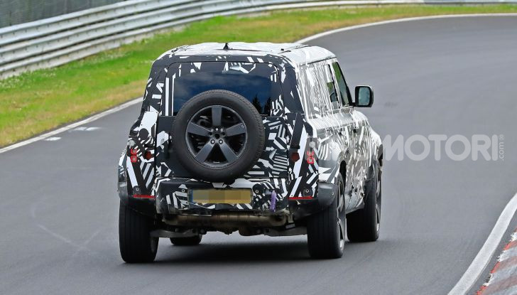 Nuovo Land Rover Defender 2020: le spy photo in pista e su strada - Foto 3 di 24