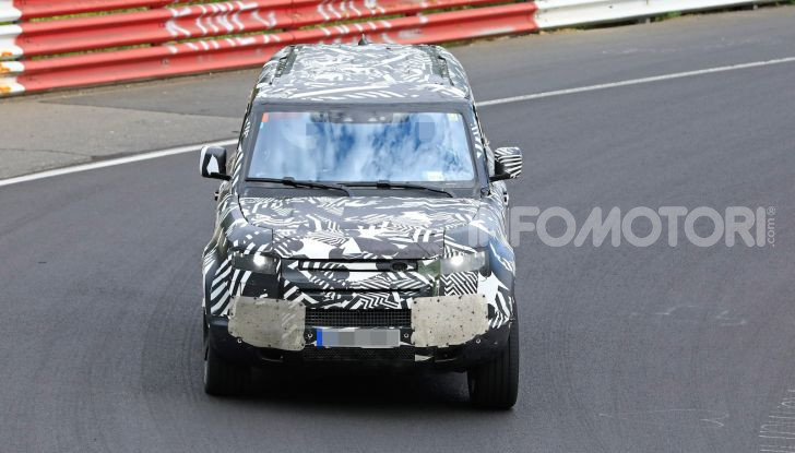 Nuovo Land Rover Defender 2020: le spy photo in pista e su strada - Foto 9 di 24