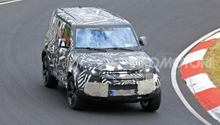 Nuovo Land Rover Defender 2020: le spy photo in pista e su strada - Foto 7 di 24