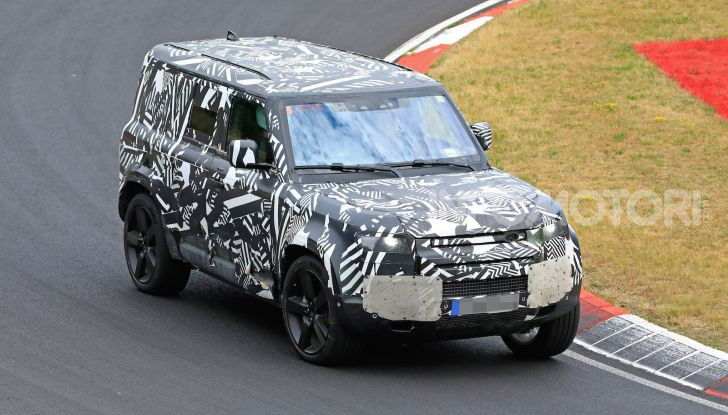 Nuovo Land Rover Defender 2020: le spy photo in pista e su strada - Foto 5 di 24