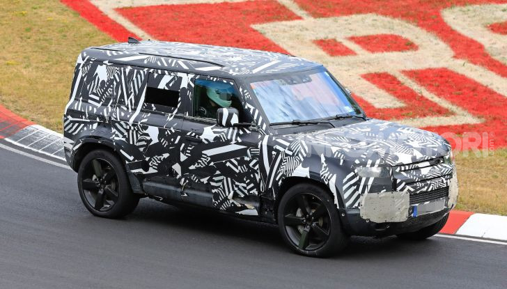 Nuovo Land Rover Defender 2020: le spy photo in pista e su strada - Foto 1 di 24