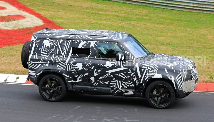 Nuovo Land Rover Defender 2020: le spy photo in pista e su strada - Foto 2 di 24