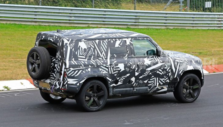 Nuovo Land Rover Defender 2020: le spy photo in pista e su strada - Foto 8 di 24