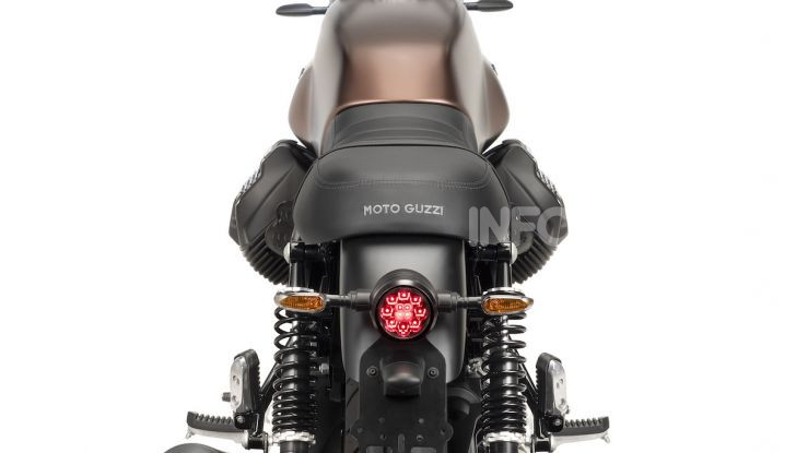 Moto Guzzi V7 Night Pack: la classic per eccellenza da oggi con fari a LED - Foto 2 di 4