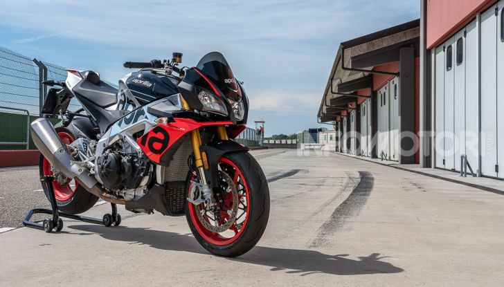 [VIDEO] Test in pista Aprilia Tuono V4 1100 Factory: potente, raffinata ed efficace - Foto 4 di 52