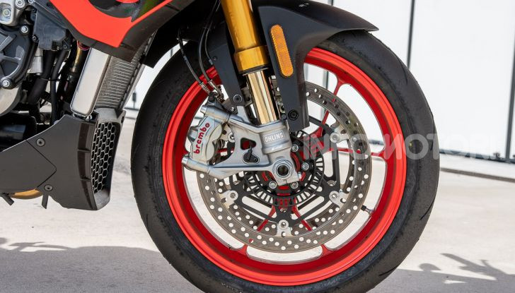 [VIDEO] Test in pista Aprilia Tuono V4 1100 Factory: potente, raffinata ed efficace - Foto 6 di 52