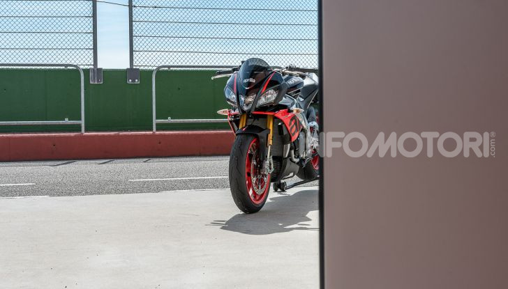 [VIDEO] Test in pista Aprilia Tuono V4 1100 Factory: potente, raffinata ed efficace - Foto 7 di 52