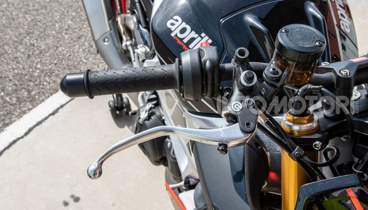 [VIDEO] Test in pista Aprilia Tuono V4 1100 Factory: potente, raffinata ed efficace - Foto 8 di 52