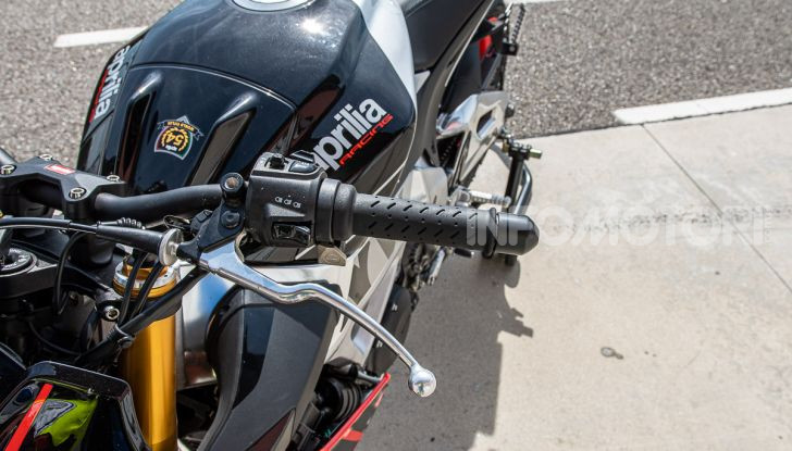 [VIDEO] Test in pista Aprilia Tuono V4 1100 Factory: potente, raffinata ed efficace - Foto 9 di 52