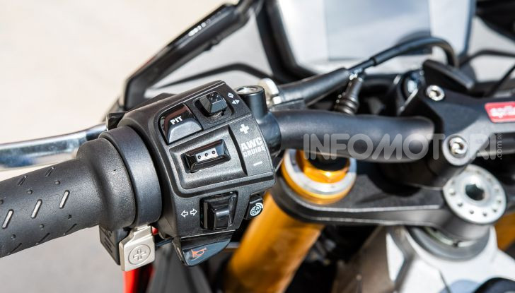 [VIDEO] Test in pista Aprilia Tuono V4 1100 Factory: potente, raffinata ed efficace - Foto 10 di 52