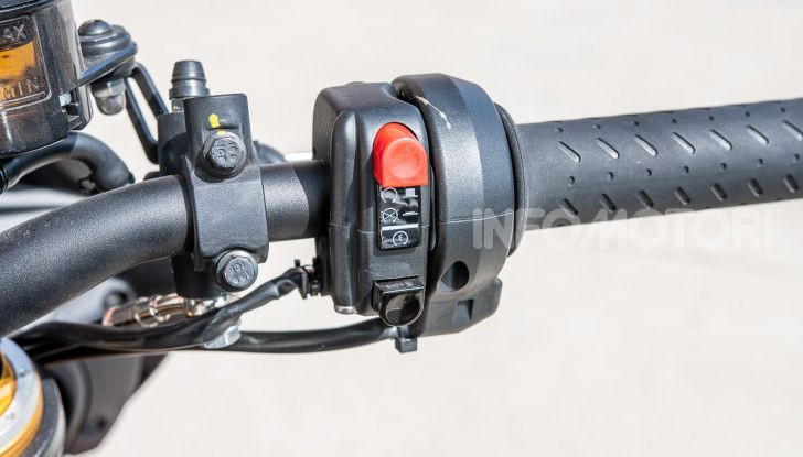 [VIDEO] Test in pista Aprilia Tuono V4 1100 Factory: potente, raffinata ed efficace - Foto 11 di 52