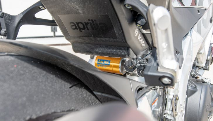 [VIDEO] Test in pista Aprilia Tuono V4 1100 Factory: potente, raffinata ed efficace - Foto 12 di 52