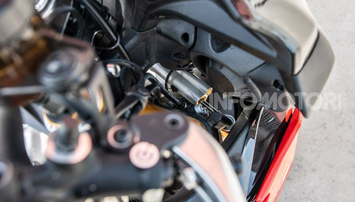 [VIDEO] Test in pista Aprilia Tuono V4 1100 Factory: potente, raffinata ed efficace - Foto 13 di 52