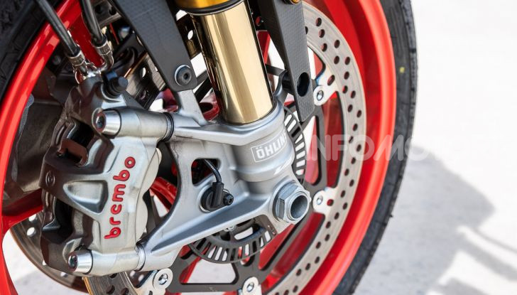 [VIDEO] Test in pista Aprilia Tuono V4 1100 Factory: potente, raffinata ed efficace - Foto 15 di 52