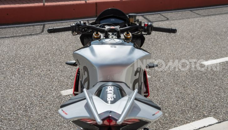 [VIDEO] Test in pista Aprilia Tuono V4 1100 Factory: potente, raffinata ed efficace - Foto 18 di 52
