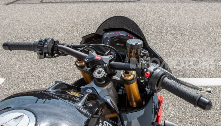 [VIDEO] Test in pista Aprilia Tuono V4 1100 Factory: potente, raffinata ed efficace - Foto 19 di 52