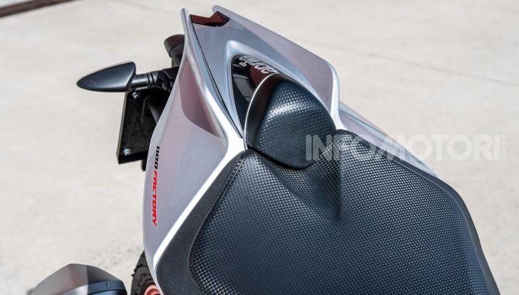 [VIDEO] Test in pista Aprilia Tuono V4 1100 Factory: potente, raffinata ed efficace - Foto 21 di 52