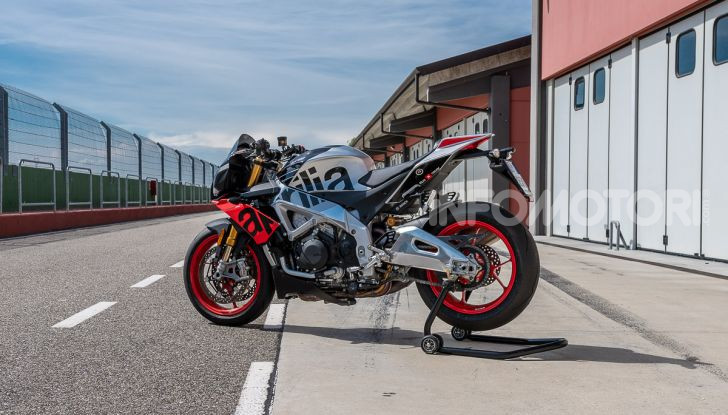 [VIDEO] Test in pista Aprilia Tuono V4 1100 Factory: potente, raffinata ed efficace - Foto 22 di 52