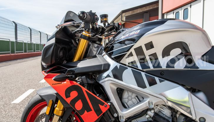 [VIDEO] Test in pista Aprilia Tuono V4 1100 Factory: potente, raffinata ed efficace - Foto 23 di 52