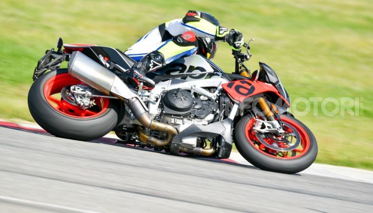 [VIDEO] Test in pista Aprilia Tuono V4 1100 Factory: potente, raffinata ed efficace - Foto 1 di 52