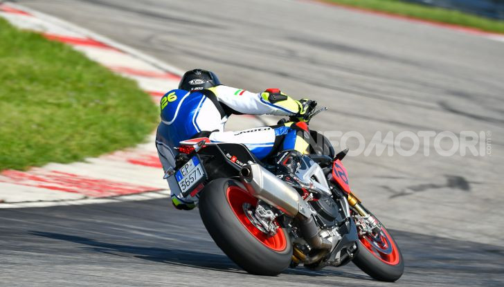 [VIDEO] Test in pista Aprilia Tuono V4 1100 Factory: potente, raffinata ed efficace - Foto 28 di 52