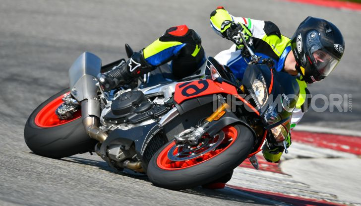 [VIDEO] Test in pista Aprilia Tuono V4 1100 Factory: potente, raffinata ed efficace - Foto 29 di 52