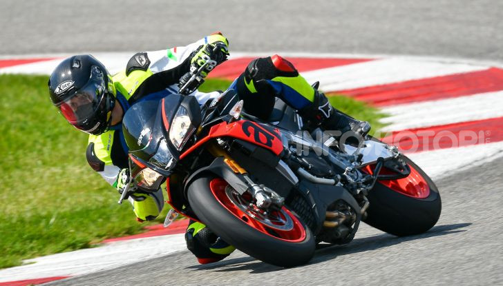 [VIDEO] Test in pista Aprilia Tuono V4 1100 Factory: potente, raffinata ed efficace - Foto 31 di 52