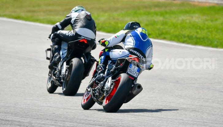 [VIDEO] Test in pista Aprilia Tuono V4 1100 Factory: potente, raffinata ed efficace - Foto 32 di 52