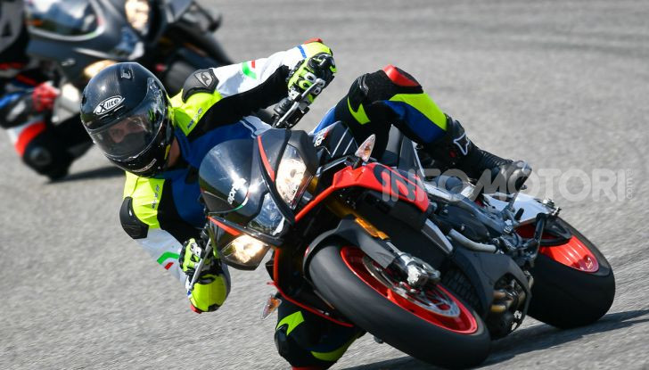 [VIDEO] Test in pista Aprilia Tuono V4 1100 Factory: potente, raffinata ed efficace - Foto 35 di 52