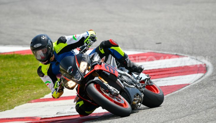 [VIDEO] Test in pista Aprilia Tuono V4 1100 Factory: potente, raffinata ed efficace - Foto 37 di 52