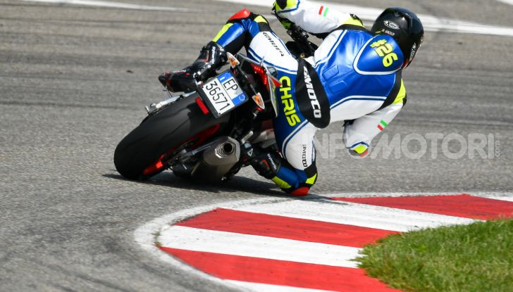 [VIDEO] Test in pista Aprilia Tuono V4 1100 Factory: potente, raffinata ed efficace - Foto 38 di 52