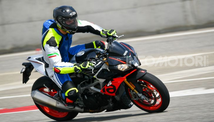 [VIDEO] Test in pista Aprilia Tuono V4 1100 Factory: potente, raffinata ed efficace - Foto 40 di 52