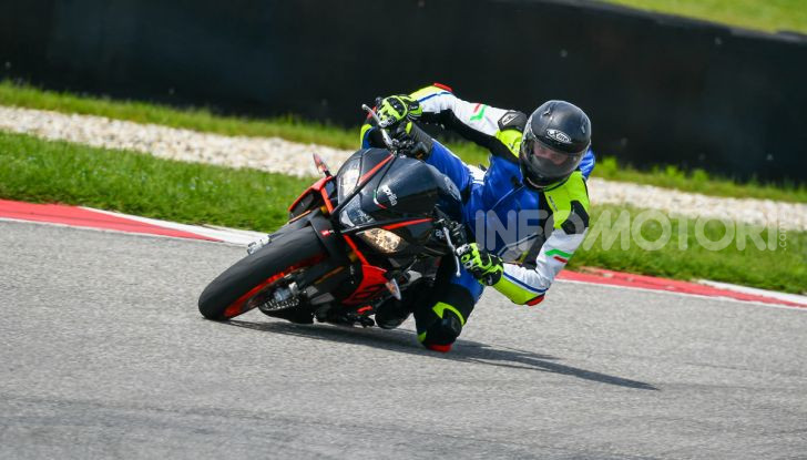 [VIDEO] Test in pista Aprilia Tuono V4 1100 Factory: potente, raffinata ed efficace - Foto 41 di 52