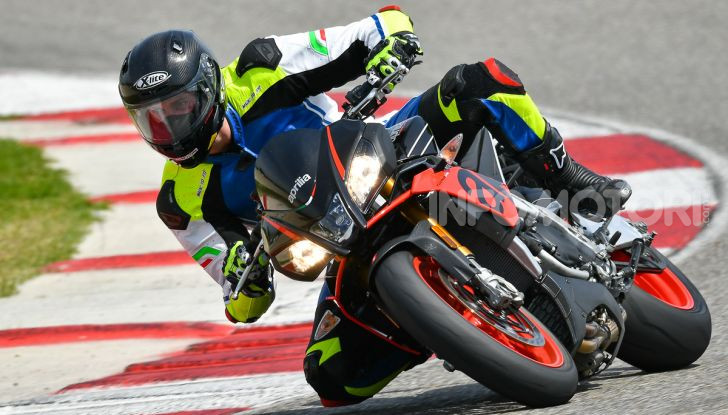 [VIDEO] Test in pista Aprilia Tuono V4 1100 Factory: potente, raffinata ed efficace - Foto 43 di 52