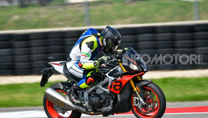 [VIDEO] Test in pista Aprilia Tuono V4 1100 Factory: potente, raffinata ed efficace - Foto 47 di 52