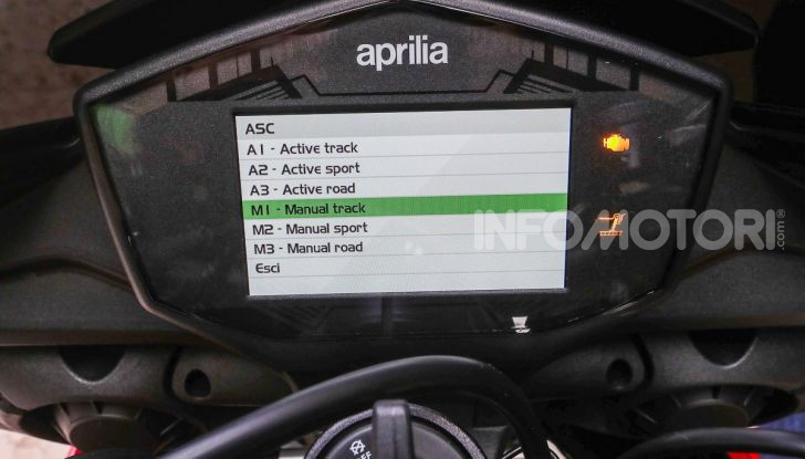 [VIDEO] Test in pista Aprilia Tuono V4 1100 Factory: potente, raffinata ed efficace - Foto 48 di 52