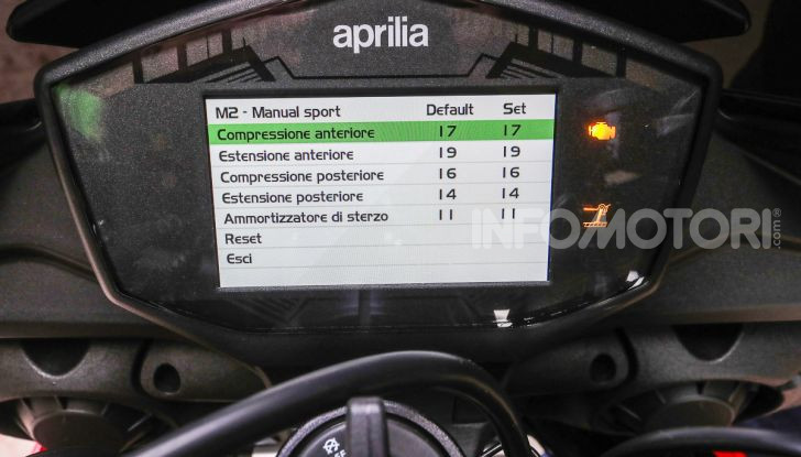 [VIDEO] Test in pista Aprilia Tuono V4 1100 Factory: potente, raffinata ed efficace - Foto 50 di 52