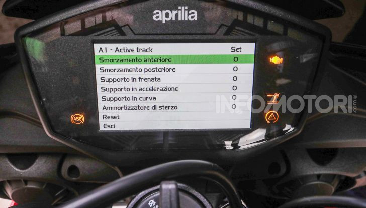 [VIDEO] Test in pista Aprilia Tuono V4 1100 Factory: potente, raffinata ed efficace - Foto 52 di 52