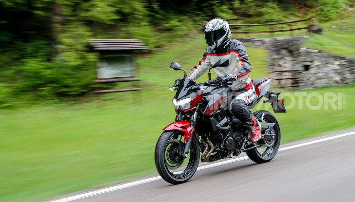 Prova Kawasaki Z400 2019: ecco la nuova naked di Akashi - Foto 2 di 23
