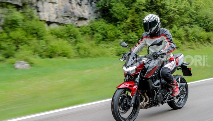 Prova Kawasaki Z400 2019: ecco la nuova naked di Akashi - Foto 3 di 23