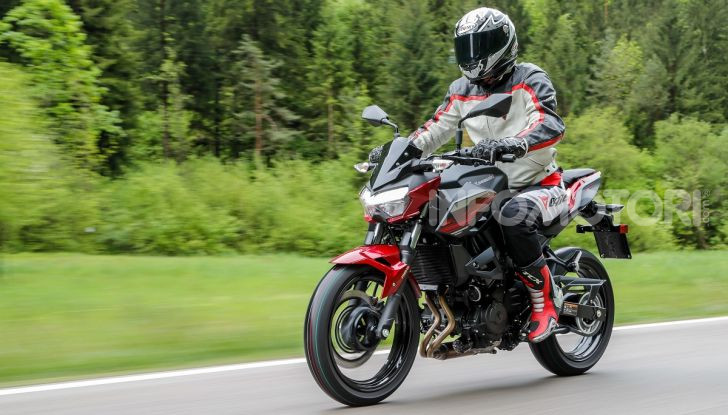 Prova Kawasaki Z400 2019: ecco la nuova naked di Akashi - Foto 4 di 23