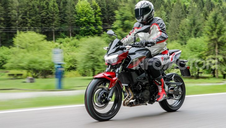 Prova Kawasaki Z400 2019: ecco la nuova naked di Akashi - Foto 5 di 23
