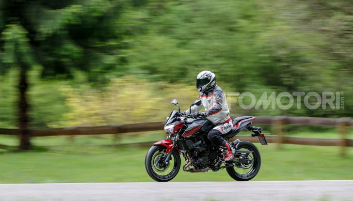Prova Kawasaki Z400 2019: ecco la nuova naked di Akashi - Foto 10 di 23