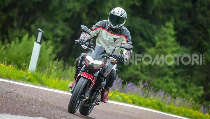Prova Kawasaki Z400 2019: ecco la nuova naked di Akashi - Foto 11 di 23