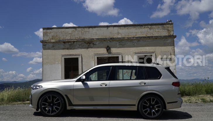 BMW X7 prova su strada del SUV ammiraglia da 94.900 euro - Foto 2 di 25