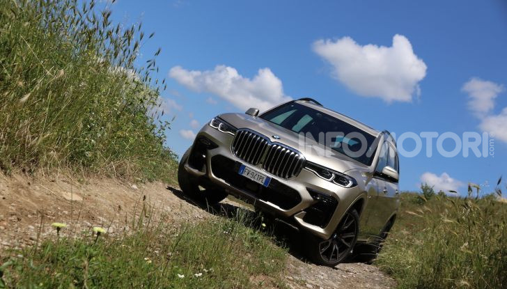 BMW X7 prova su strada del SUV ammiraglia da 94.900 euro - Foto 16 di 25